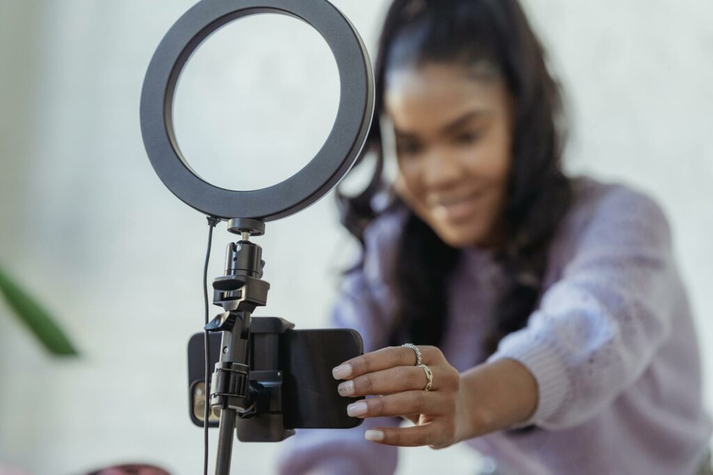 Créatrice de contenu filmant avec un smartphone et un ring light — formations pour créateurs, influenceurs et indépendants digitaux chez Annexe Codex Le Soler (66).
