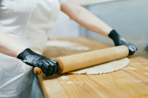 Artisan en atelier préparant une pâte — formation pour artisans chez Annexe Codex